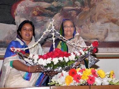 গনভবনে আইভী, জড়িয়ে ধরলেন খুশি হাসিনা